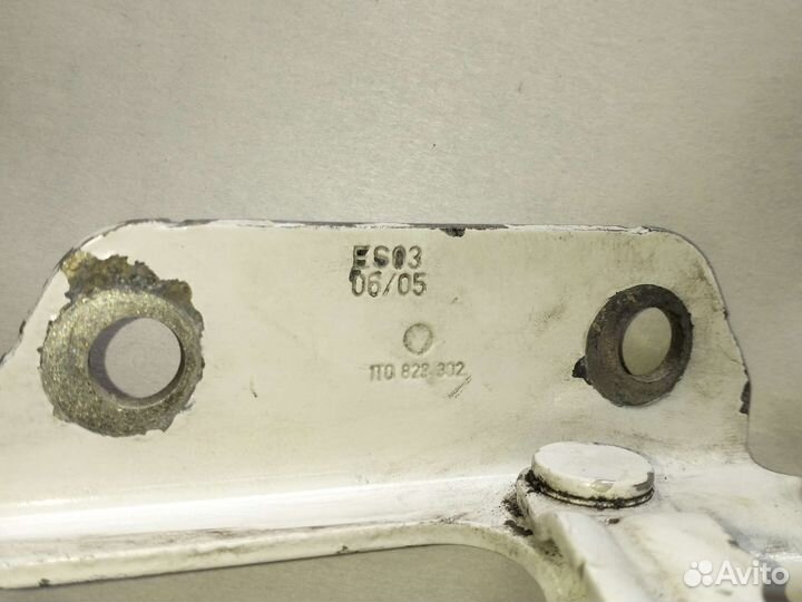 Петля капота левая для VW Caddy III