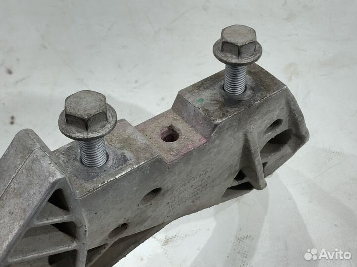 Кронштейн правой опоры двигателя Audi Q3 8U