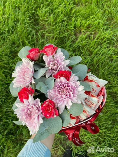 Композиция с конфетами и цветами