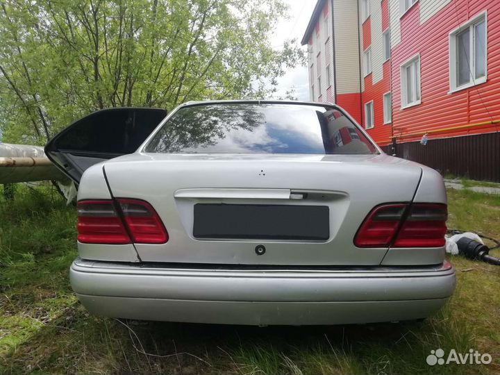 Mercedes-Benz E-класс 2.0 AT, 1998, битый, 400 000 км