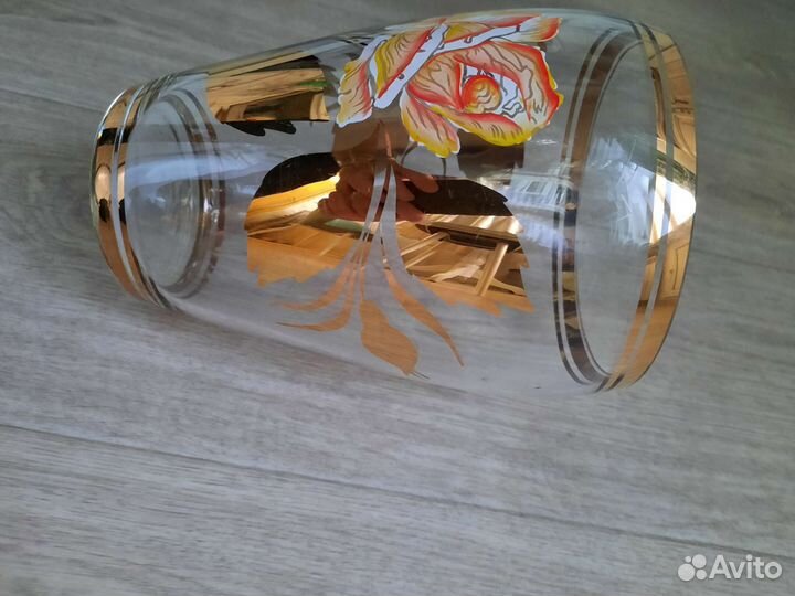 Ваза высота 21 см. Красивая С цветами и позолотой