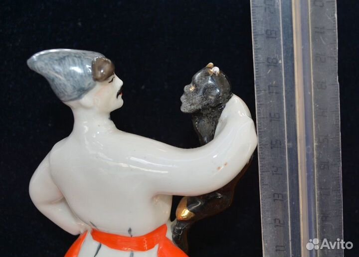 Фарфоровая статуэтка- Вакула и черт. Киев 1960