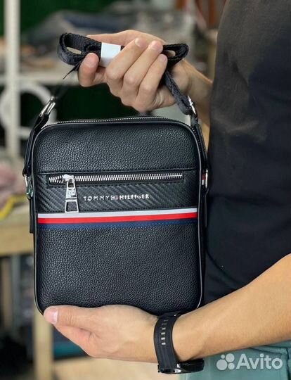 Сумка через плечо от Tommy – неотъемлемая часть