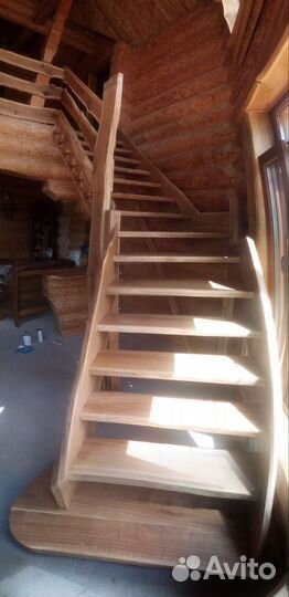 Деревянная лестница по бетону