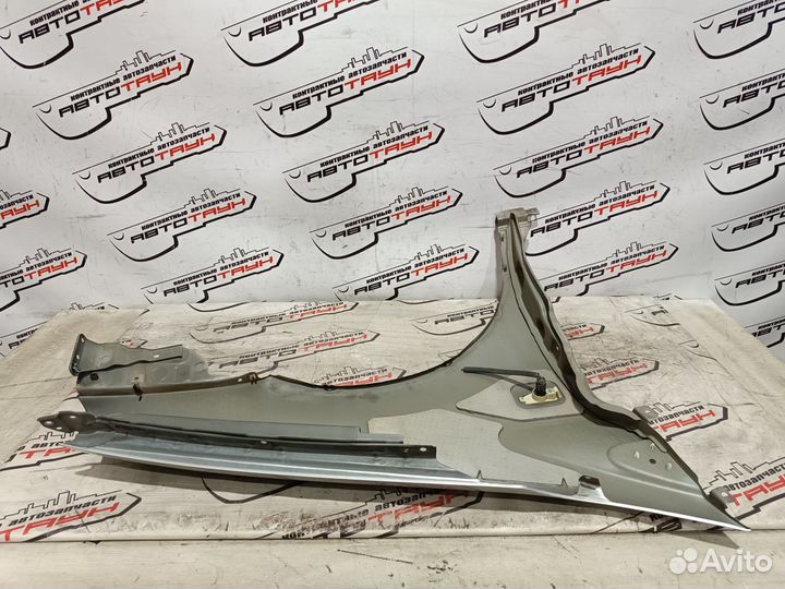 Крыло nissan tino HV10 PV10 V10 631014U030 переднее левое серебро, KL0 NA5749