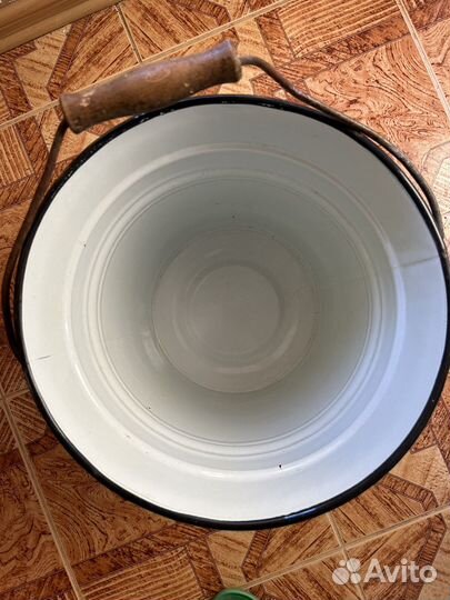 Эмалированное ведро с крышкой