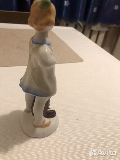 Статуэтка фарфоровая 
