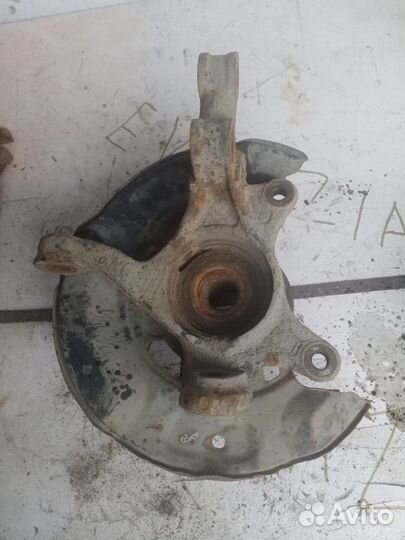 Поворотный кулак передний левый Toyota yaris 2008