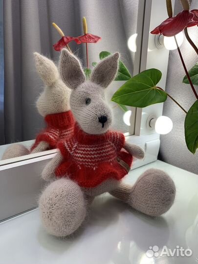 Вязаная игрушка Зайка ручной работы (пух норки)