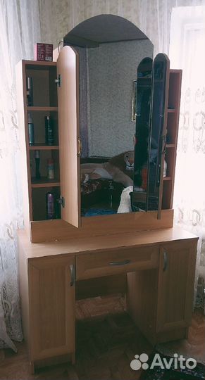 Трюмо с зеркалом