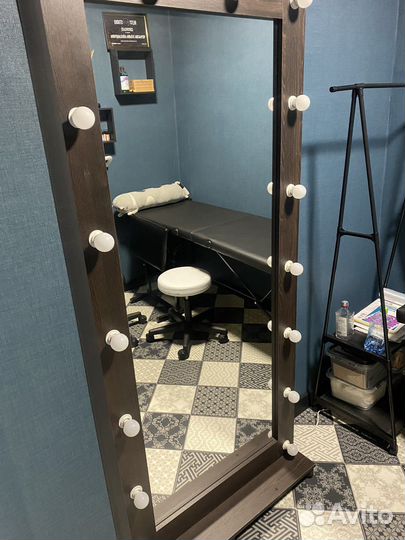 Гримерное зеркало с лампочками