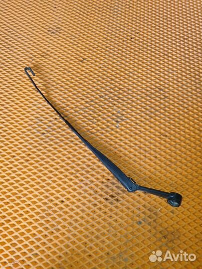 Поводок стеклоочистителя передний левый ваз (LADA)