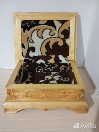 Деревянная шкатулка