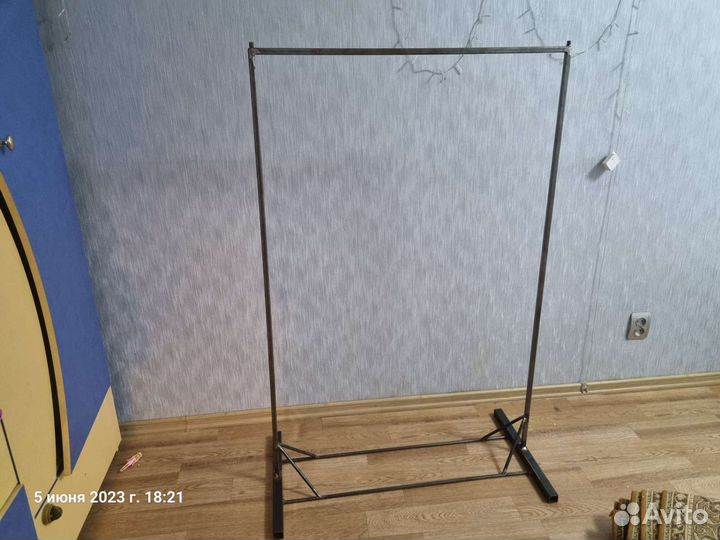 Вешалка для одежды напольная металлическая