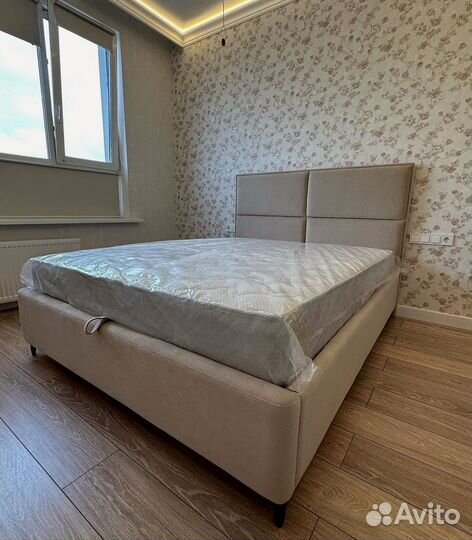 Белая кровать