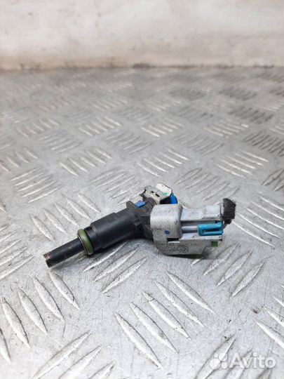 Форсунка Opel Astra 1.6 A16XER 2011