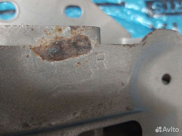 Кронштейн заднего усилителя Авенсис 25 правый