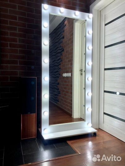 Гримерное зеркало на колёсиках