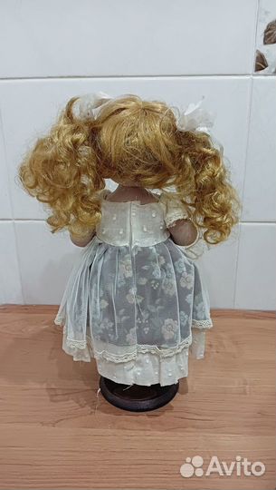 Фарфоровая кукла