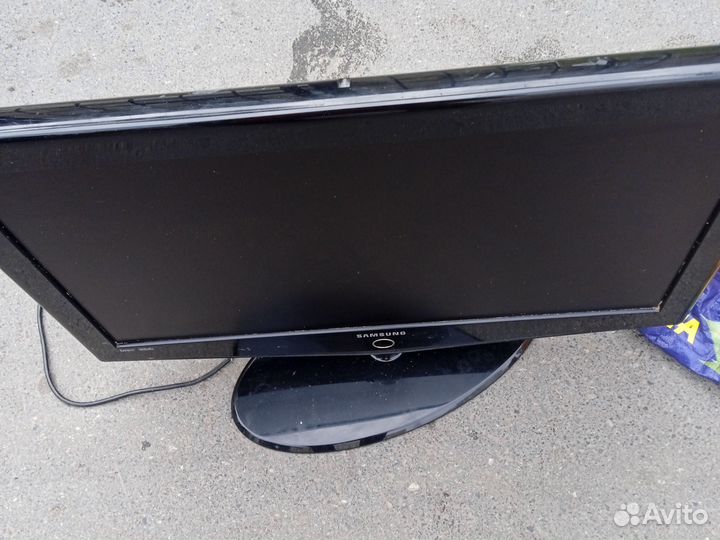 ЖК телевизор 32 дюйма в рабочем состоянии