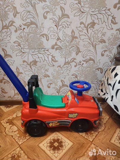 Детский автомобиль - каталка