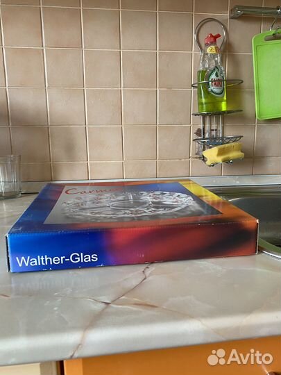 Продам набор посуды (Салатник менажница+ 6 тарел )