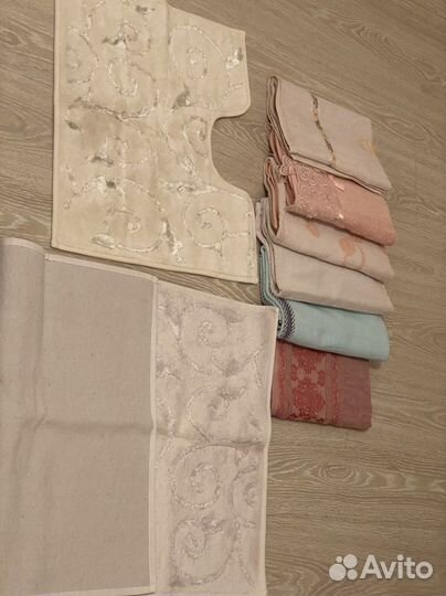 Полотенце, коврики простыня все вместе