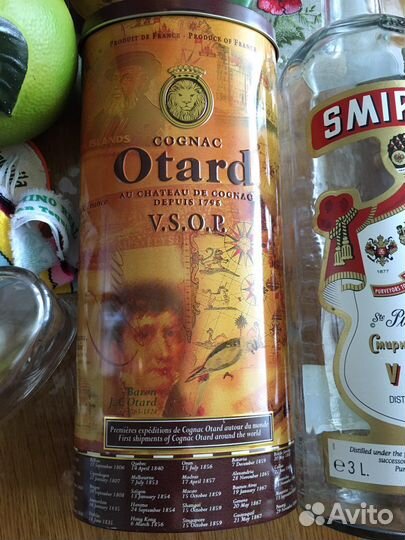 Бутылки и коробки из-под алкоголя