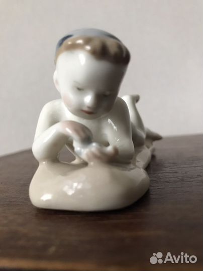 Статуэтка-мальчик с камешком лфз