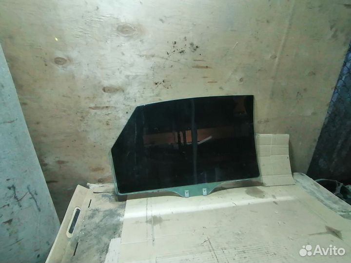 Стекло боковое зад лево Мазда 626