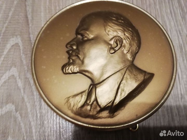 Борельеф Ленина