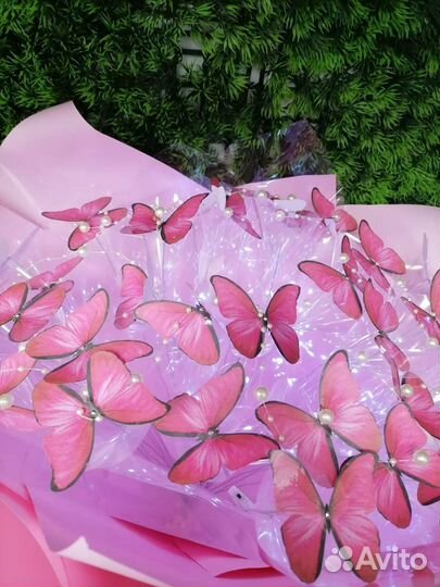 Подарок любимым букет из светящихся бабочек