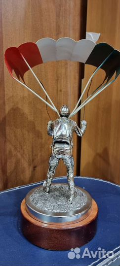 Большая фигурка парашютиста