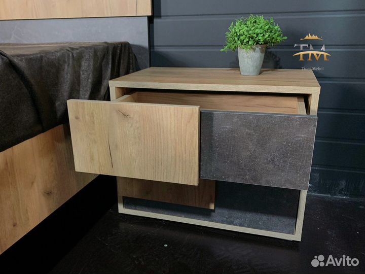 Две прикроватные тумбы