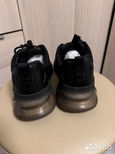 Кроссовки женские