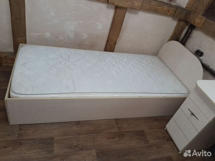 Кровать,стол,кровать