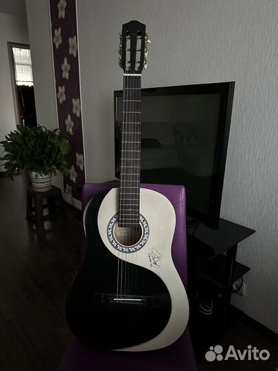 Гитара с автографом Лаури Юлёнена (The Rasmus)