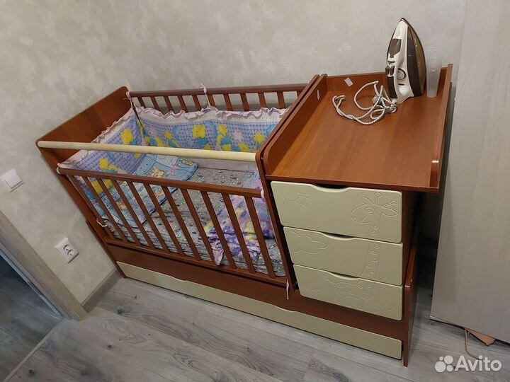 Детская кроватка с маятником