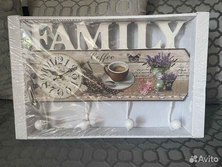 Вешалка интерьерная с часами в стиле прованс