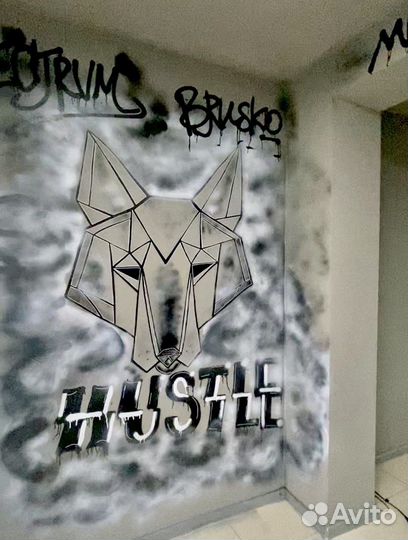 Граффити на стенах / кастом одежды