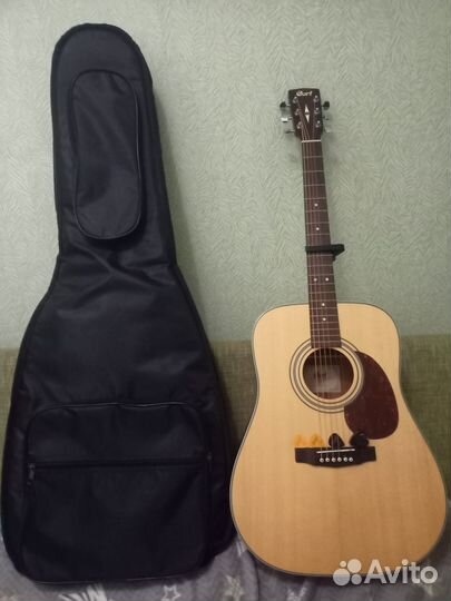 Акустическая гитара с чехлом и аксессуарами
