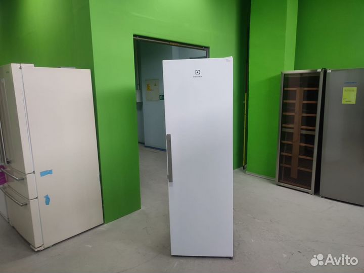 Новый Холодильник Electrolux RRT5MF38W1