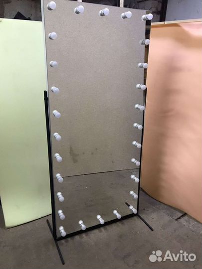 Гримерное зеркало с лампочками