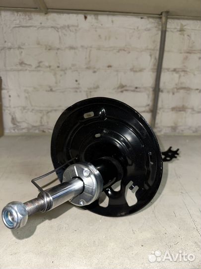 Амортизатор передний левый на toyota camry v70