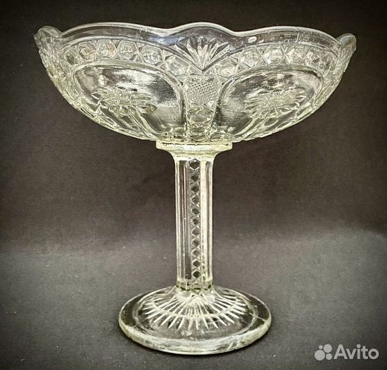 Старинная ваза на ножке, прессованное стекло