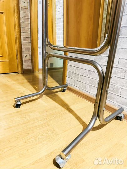 Зеркало напольное на колесах