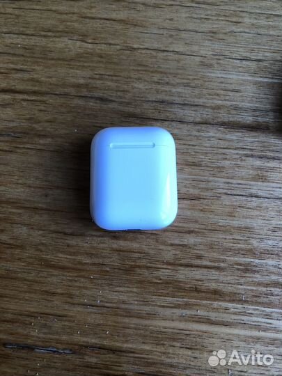 Зарядный кейс для наушников Apple AirPods