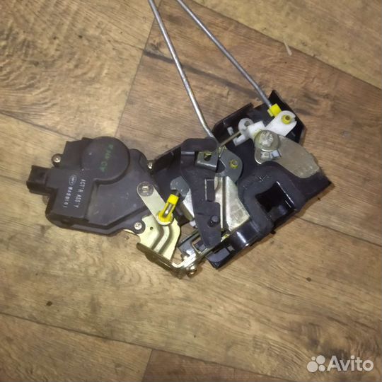 Замок двери задней правой Hyundai Terracan