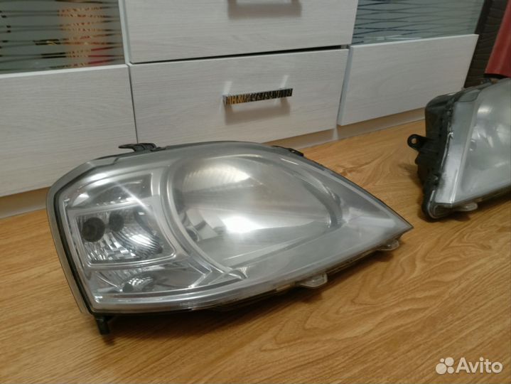 Передние фары Renault Logan