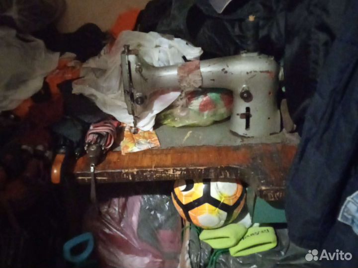 Профессиональная швейная машинка и оверлок